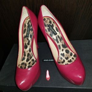 DOLCE & GABBANA PATENT LEATHER PUMP WITH LEOPARD
